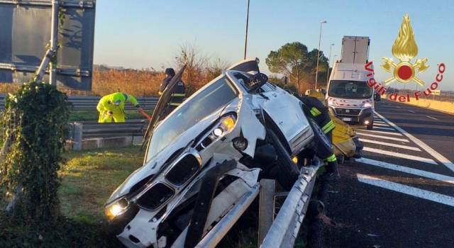 Perde il controllo dell&#8217;auto sulla Firenze Mare e si schianta sul guard rail