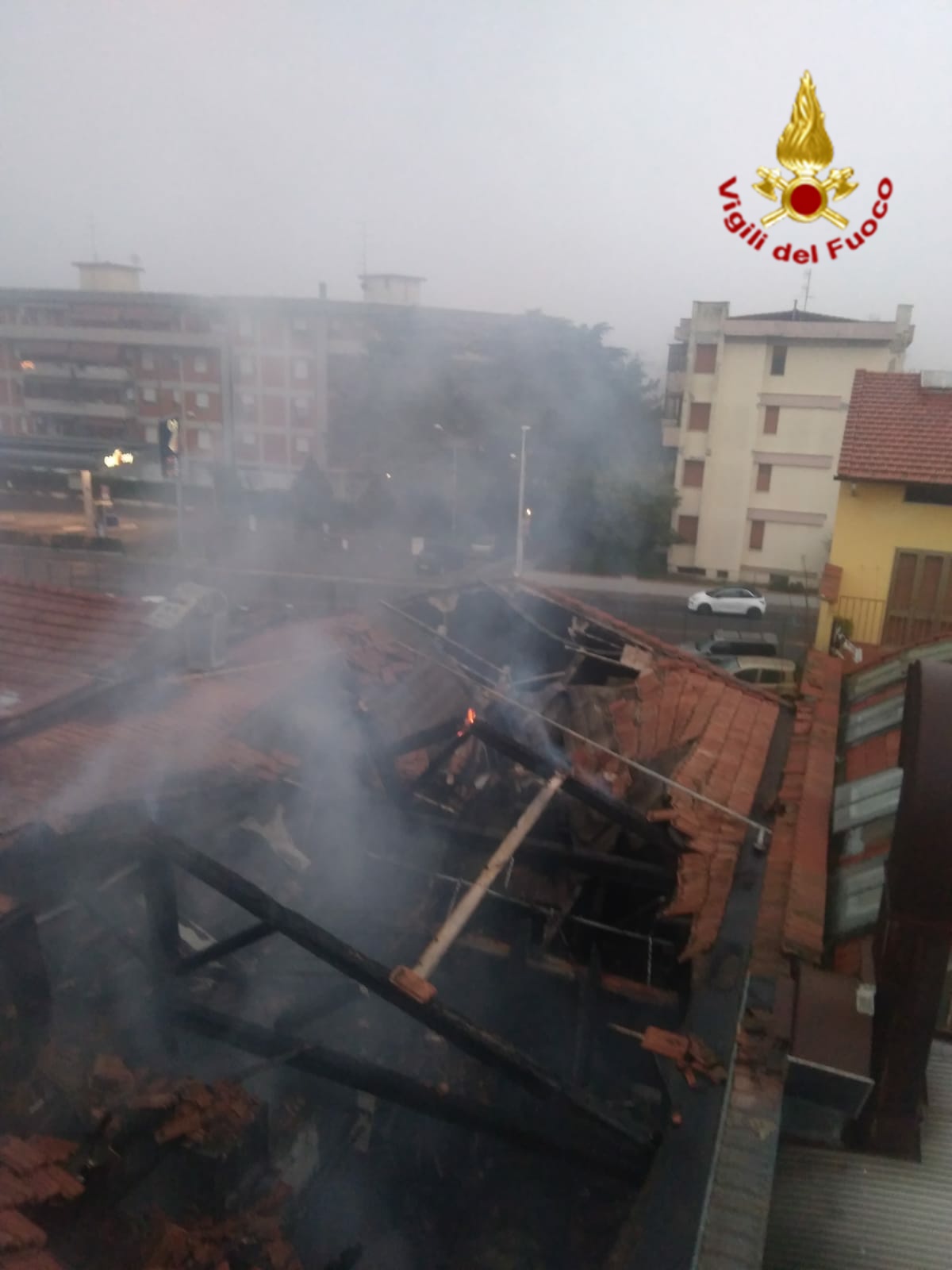 Fiamme in un ristorante di Prato, in cenere la cucina: crollata parte del tetto