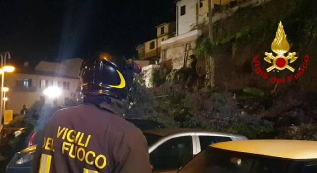 Crolla un muro a Montelupo Fiorentino, famiglie evacuate