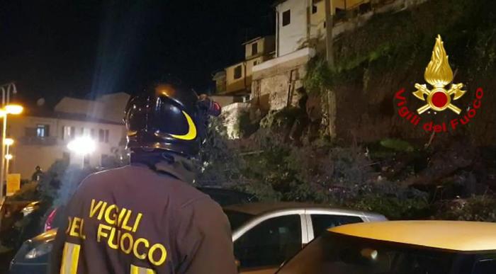 Crolla un muro a Montelupo Fiorentino, famiglie evacuate