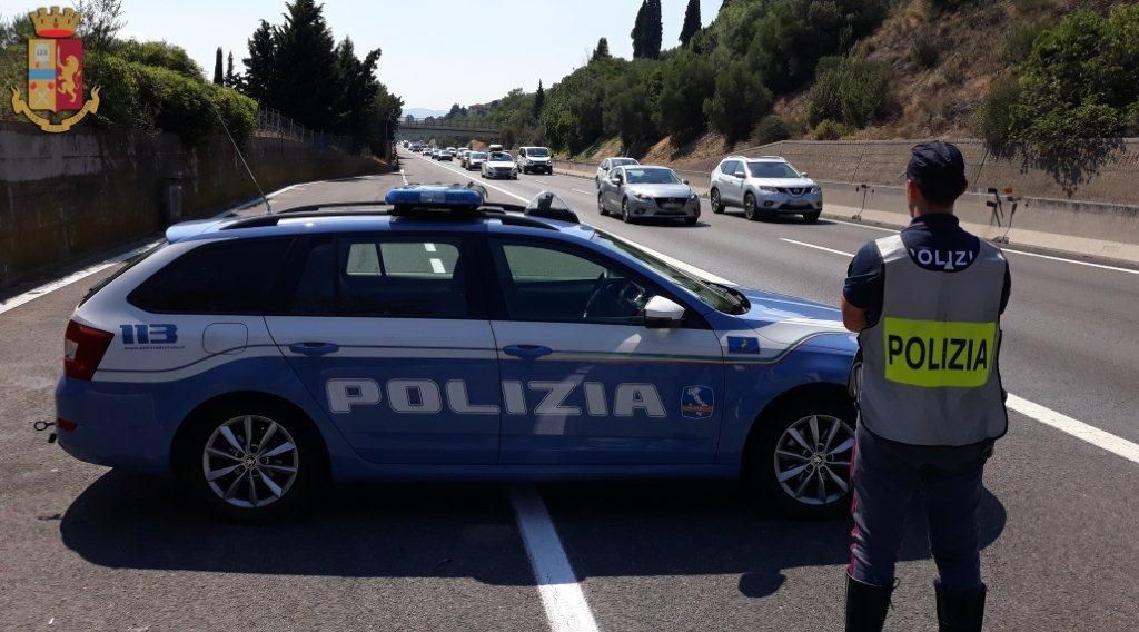 Ritirate 17 patenti e tolti 1.998 punti. In A/1 arrestati 4 trafficanti di droga