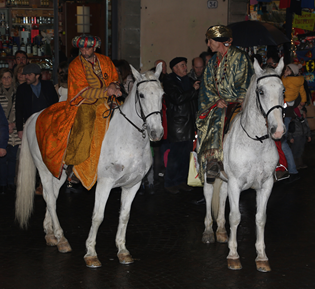 A Lucca arrivano i Re Magi a cavallo: rievocazione attraverso le strade e le piazze della città