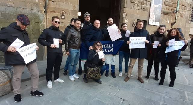 Firenze e multopoli, il sit-in di Fratelli d&#8217;Italia sotto Palazzo Vecchio
