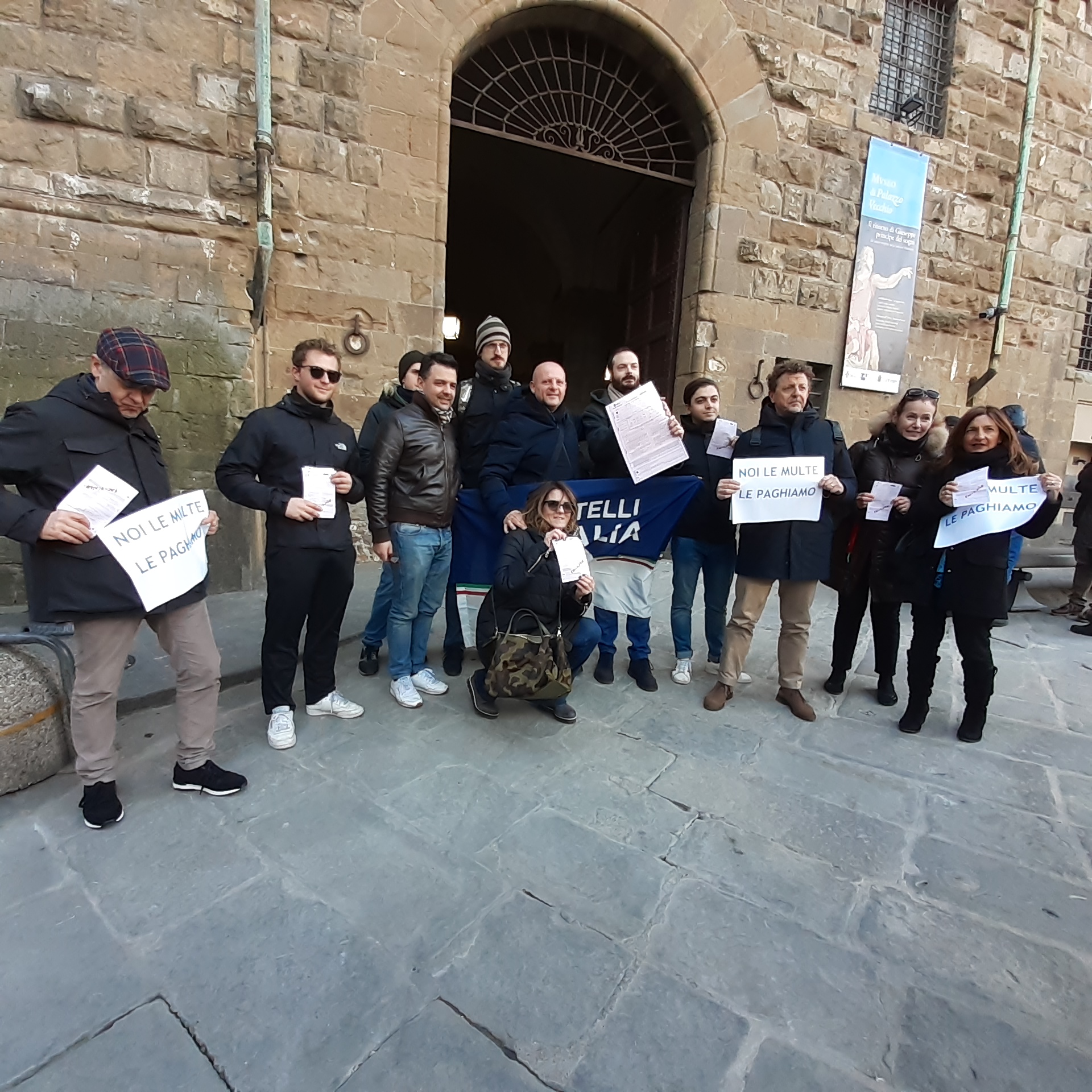Firenze e multopoli, il sit-in di Fratelli d’Italia sotto Palazzo Vecchio