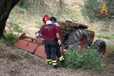 Rimane incastrato con le gambe sotto il trattore, ferito