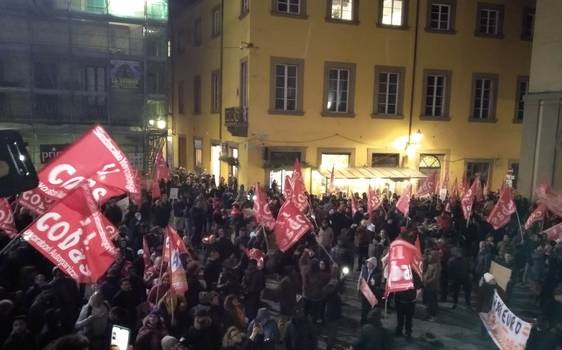 Multe da 4mila euro agli operai sfruttati, in tanti a Prato per la solidarietà