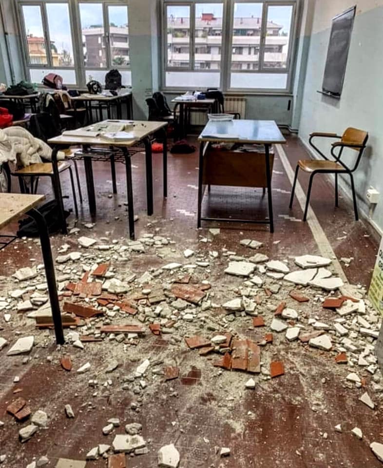 Paura a Carrara, crolla l’intonaco in un’aula del Liceo pedagogico