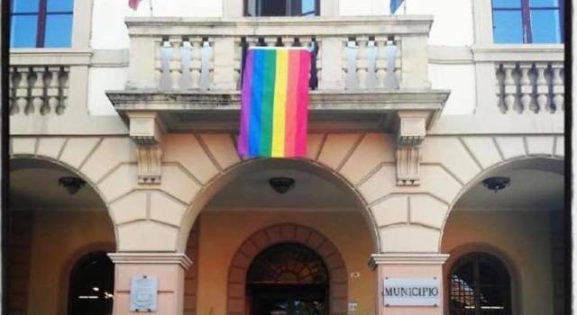 Aggressione omofoba, il sindaco di Altopascio appende la bandiera Lgbtq al Comune: &#8220;Condanniamo il gesto&#8221;