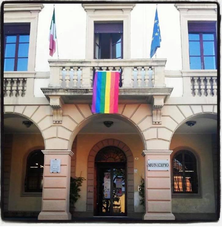 Aggressione omofoba, il sindaco di Altopascio appende la bandiera Lgbtq al Comune: “Condanniamo il gesto”