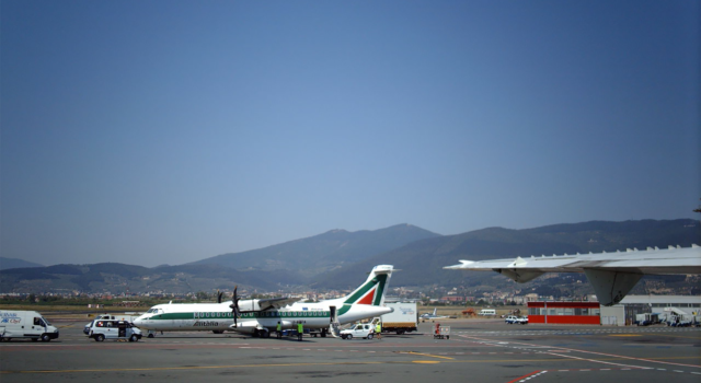 Coronavirus, reclutati medici e corsisti: prenderenno servizio per controllare i passeggeri anche all&#8217;aeroporto di Firenze