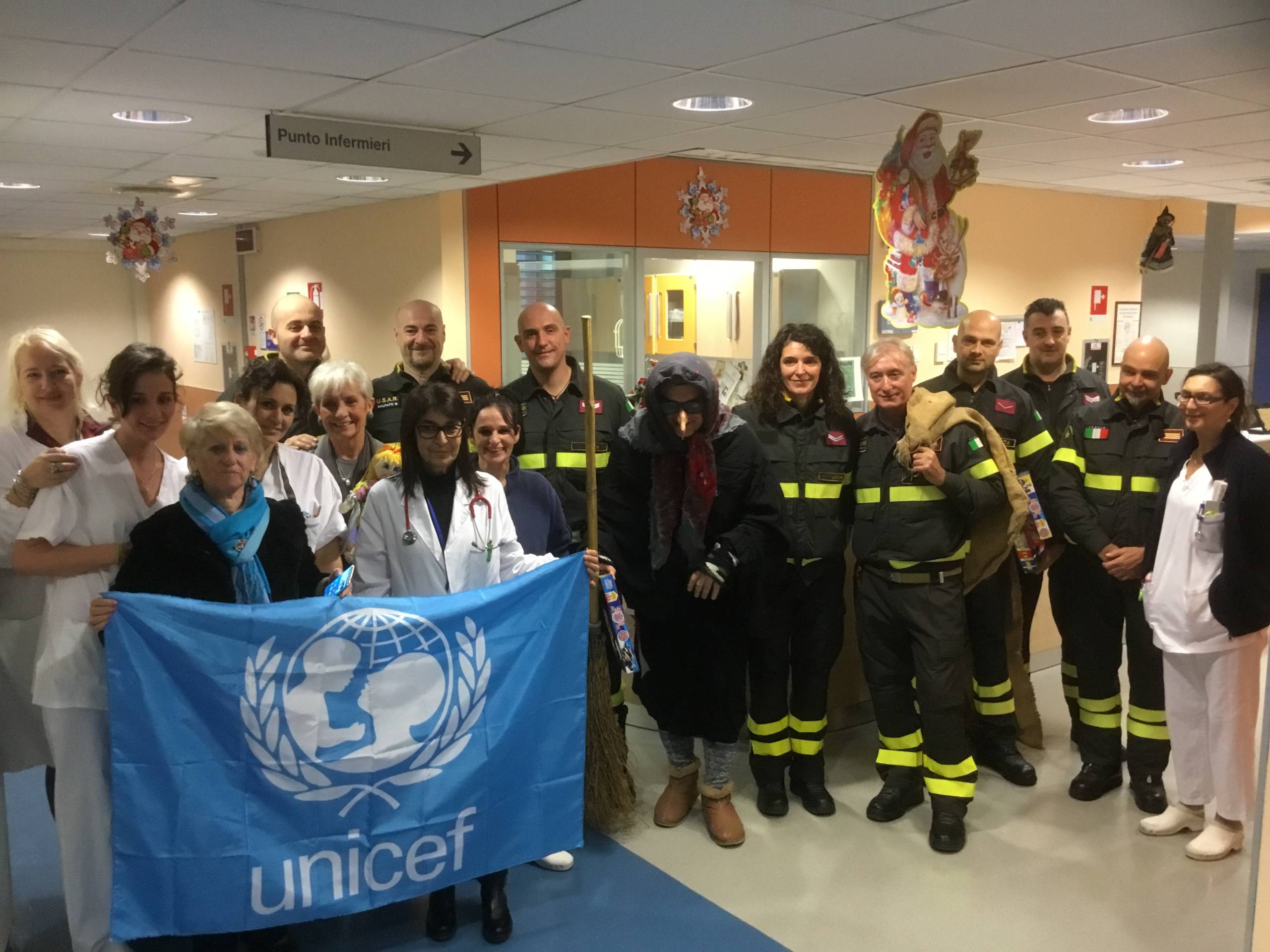 Lucca: la Befana dei vigili del fuoco porta regali ai piccoli pazienti della Pediatria