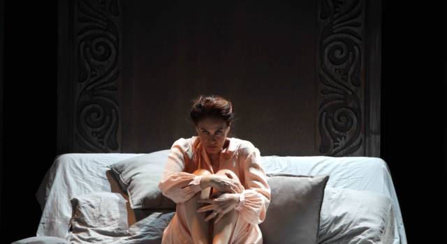 Tra dramma storico e psicanalisi, Elena Sofia Ricci sul palco del Teatrodante Carlo Monni con “Vetri Rotti” di Artur Miller