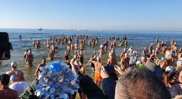 Tuffo di Befana a Marina di Pisa, in 266 in mare