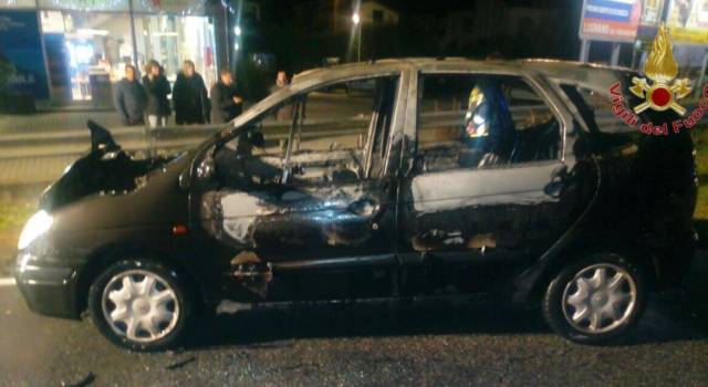 Auto a fuoco all&#8217;ingresso della FiPiLi a Cascina: traffico in tilt