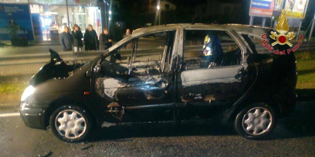 Auto a fuoco all’ingresso della FiPiLi a Cascina: traffico in tilt