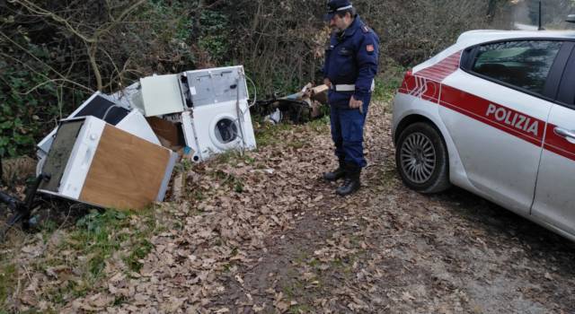 Decine  e decine di rifiuti abbandonati ad Altopascio: i responsabili rischiano fino a due anni di arresto e una multa di 26mila euro