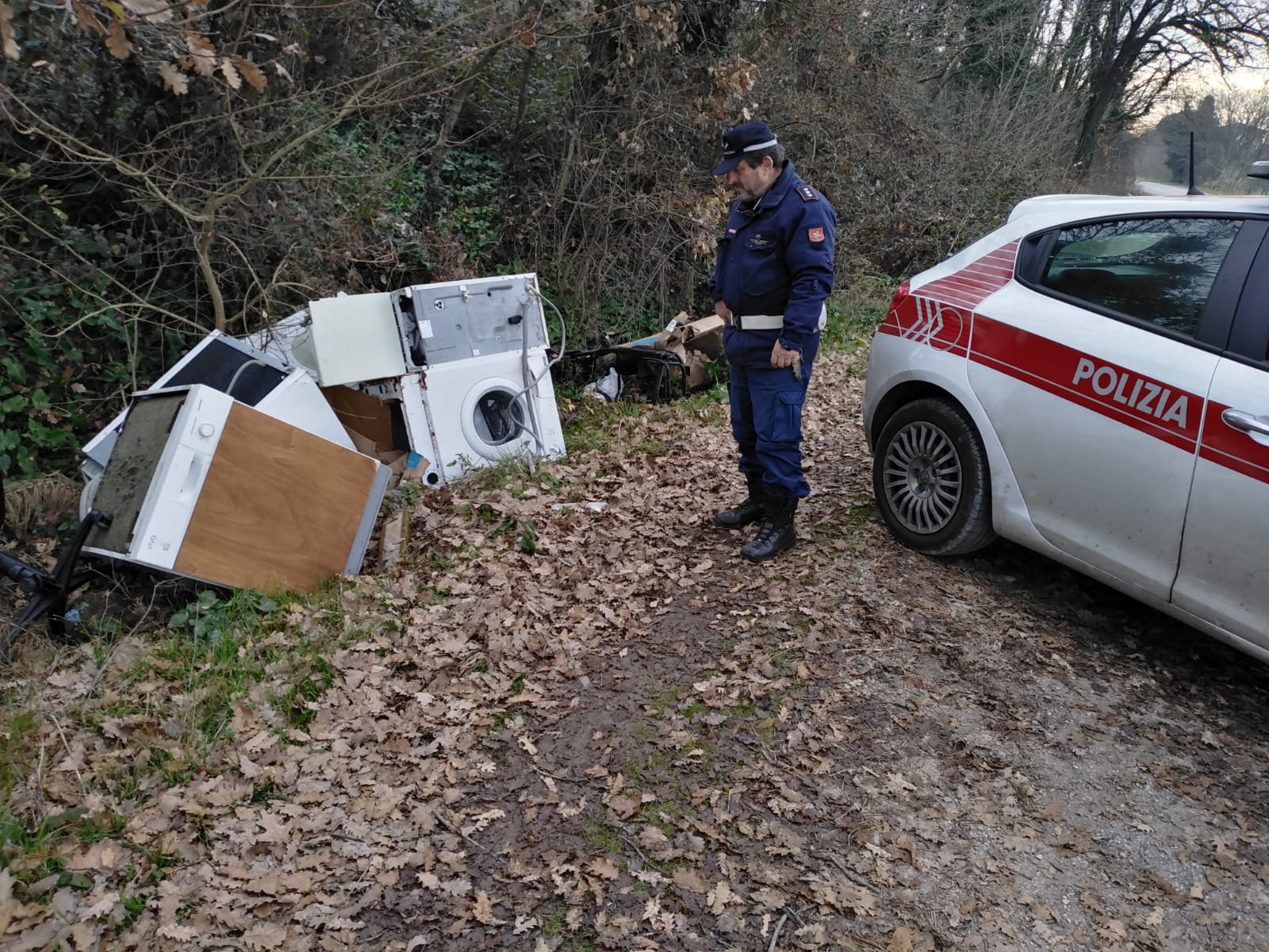 Decine  e decine di rifiuti abbandonati ad Altopascio: i responsabili rischiano fino a due anni di arresto e una multa di 26mila euro