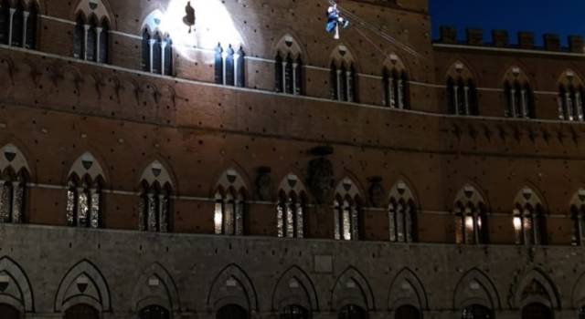 La Befana dei pompieri a Siena si cala dai merli