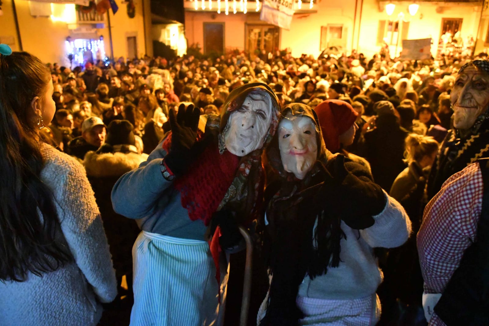Pefàna  2020: il divertimento protagonista assoluto della festa a Montignoso. Gruppi di  Pefàni, famiglie e montignosini tra musica, tradizione e la gara delle  maschere