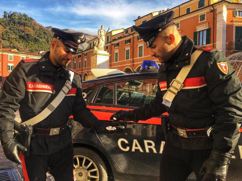 Rivolta contro i carabinieri, arrestato un 19enne a Carrara