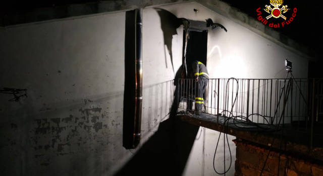 Casa a fuoco nella notte: il padre si salva, la figlia di 14 anni muore