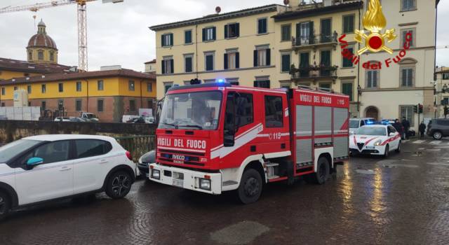 Cade in Arno, intervengono i vigili del fuoco