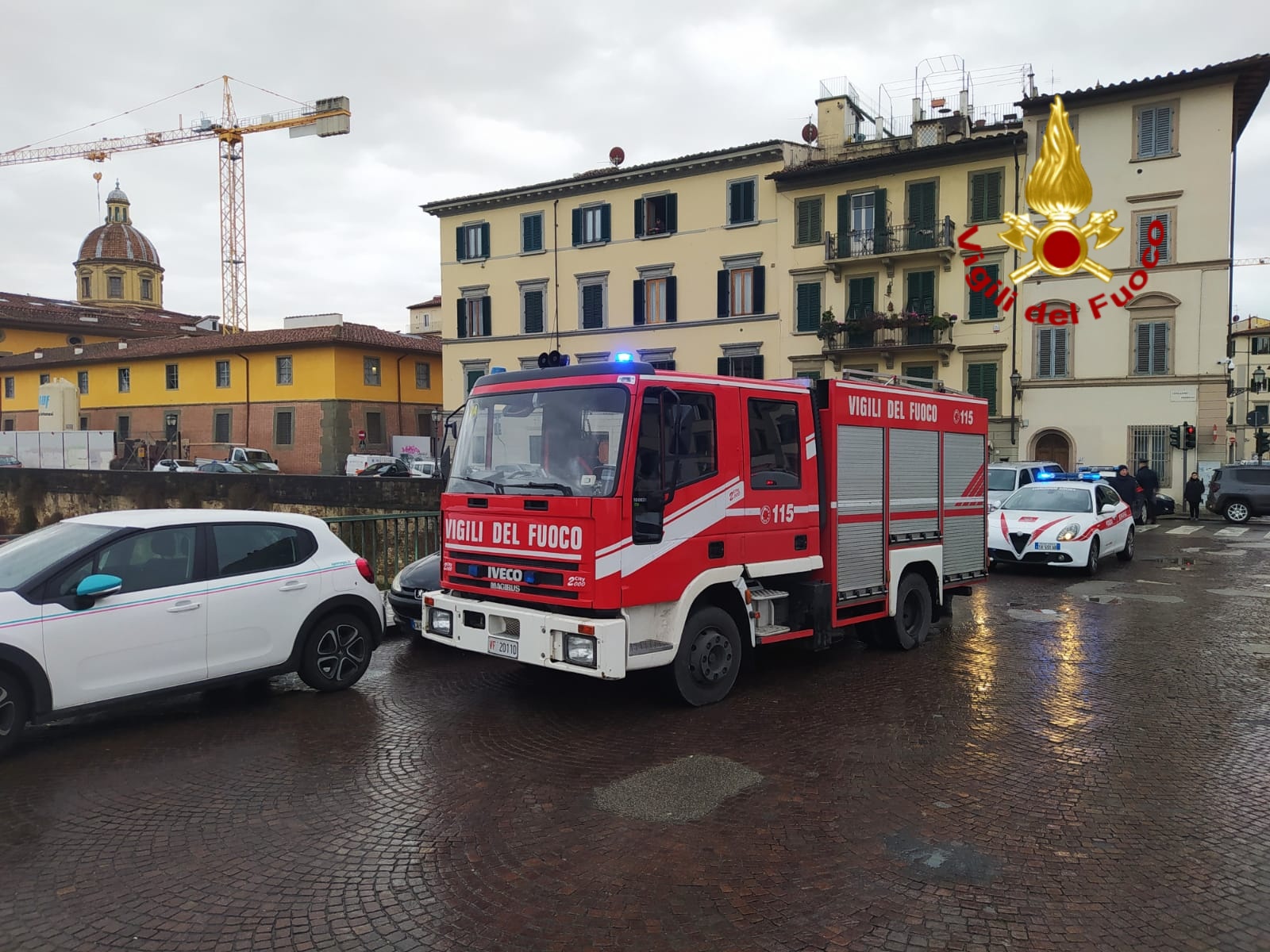 Cade in Arno, intervengono i vigili del fuoco