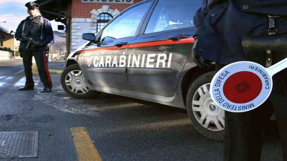 Minorenne forza un posto di blocco a bordo di un’auto rubata. Intercettato e denunciato