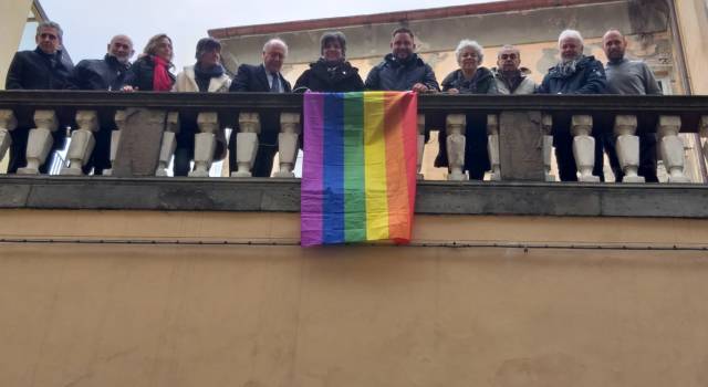 Bandiera arcobaleno sul palazzo comunale di Lucca: solidarietà al ragazzo vittima di omofobia