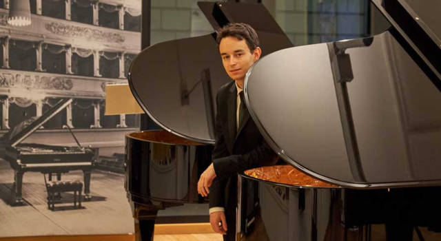 Il pianista Axel Trolese in concerto alla Fondazione Zeffirelli tra le creazioni di Renato Balestra