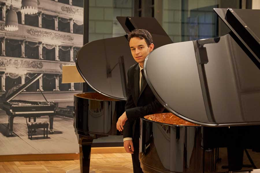 Il pianista Axel Trolese in concerto alla Fondazione Zeffirelli tra le creazioni di Renato Balestra