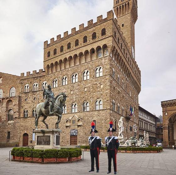Centro storico di Firenze passato al setaccio: denunce e sequestro di droga