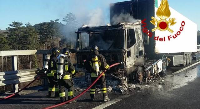Camion carico di ortaggi a fuoco in autostrada