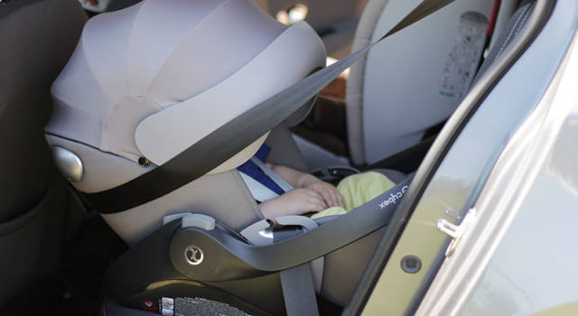 Scoppia l&#8217;airbag durante un tamponamento, muore a due mesi: il neonato era nell&#8217;ovetto
