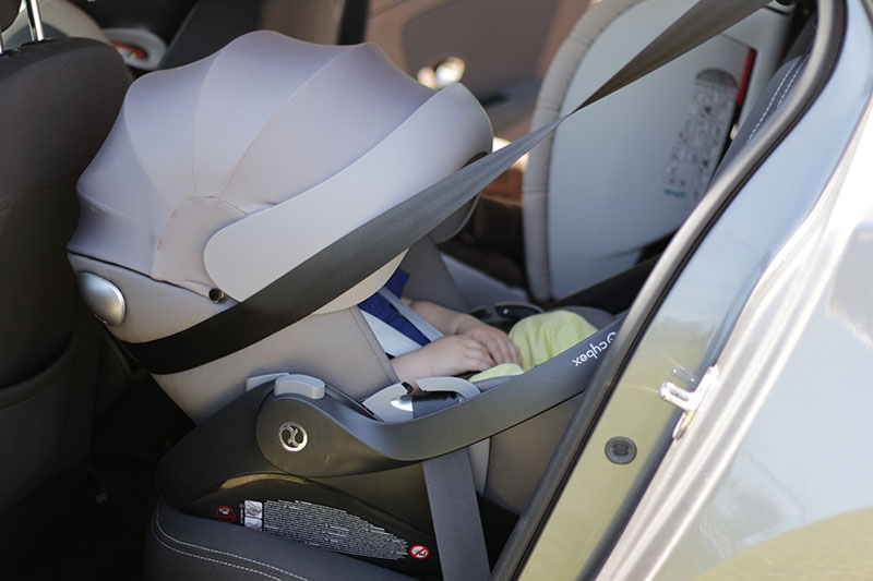 Scoppia l’airbag durante un tamponamento, muore a due mesi: il neonato era nell’ovetto