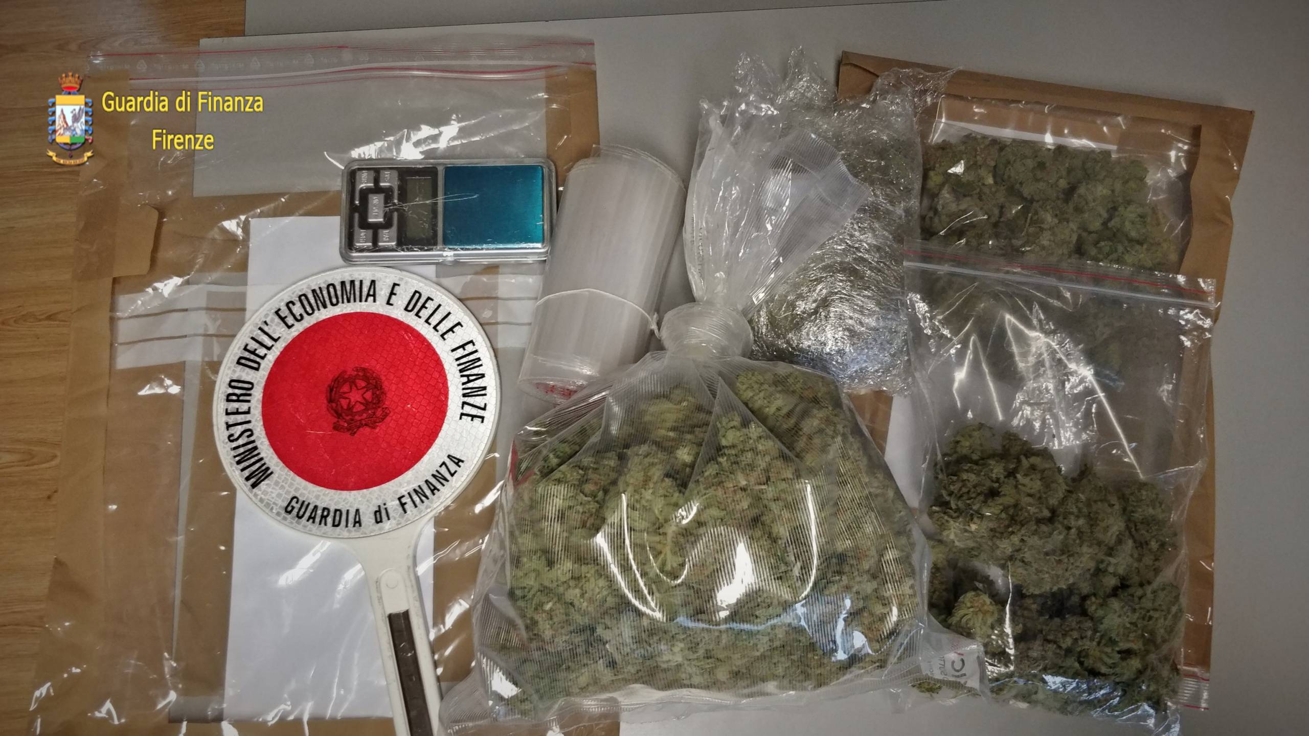 Mezzo chilo di marijuana e 8mila euro sotto sequestro: arrestati due 20enni