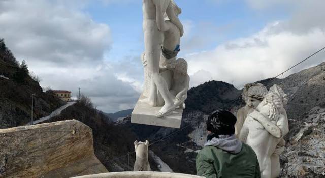 Arte, a Carrara le statue in marmo rotolano giù dalle cave per diventare opere d&#8217;arte
