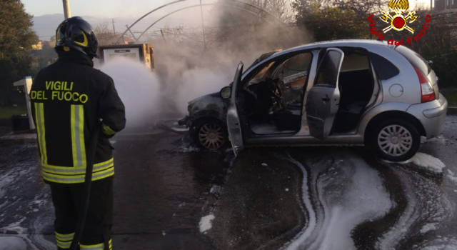 A fuoco un&#8217;auto a gpl: le fiamme coinvolgono una pompa di gasolio di un distributore