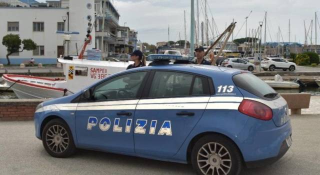 Droga nascosta nel muro, indagini della polizia