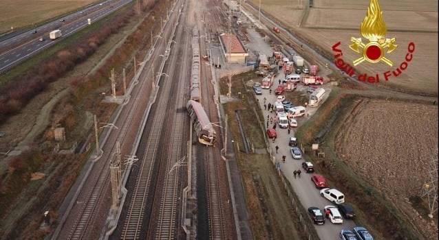 Treno ad alta velocità deraglia a Lodi,  morti i 2 macchinisti: il convoglio era diretto anche a Firenze