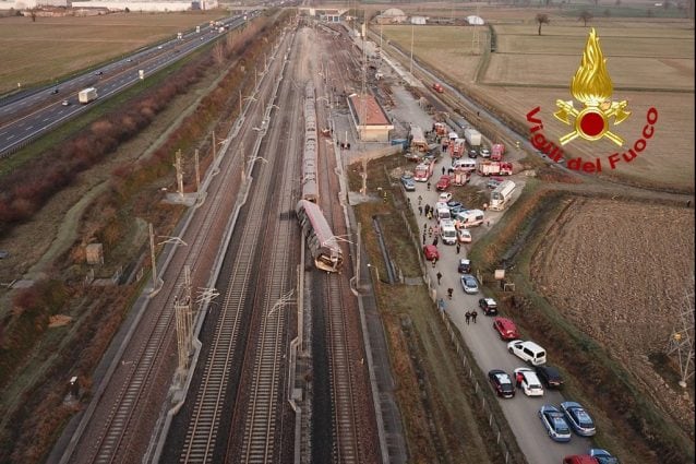 Treno ad alta velocità deraglia a Lodi,  morti i 2 macchinisti: il convoglio era diretto anche a Firenze