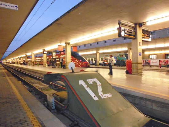 Attacco di tosse in treno, scatta il protocollo Coronavirus in stazione a Firenze: video virali sui social