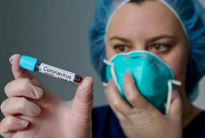 Coronavirus: 879 nuovi casi, età media 44 anni, 2 decessi