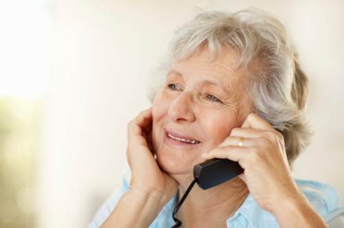 Covid, interfono e stanze a vetri per comunicare con gli anziani ospiti nella casa di riposo