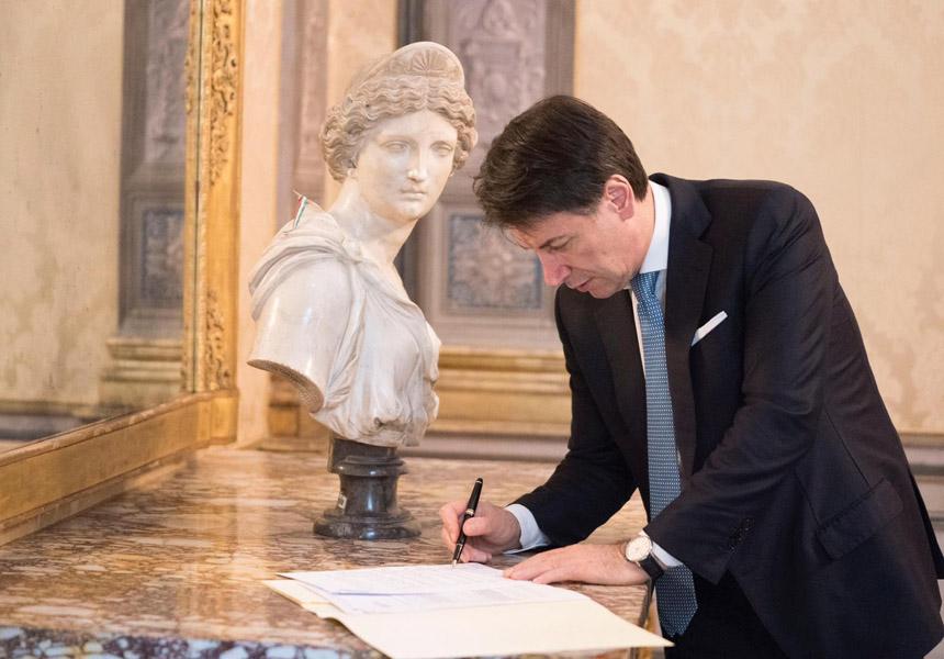 Coronavirus, zone rosse blindate: Conte firma il decreto