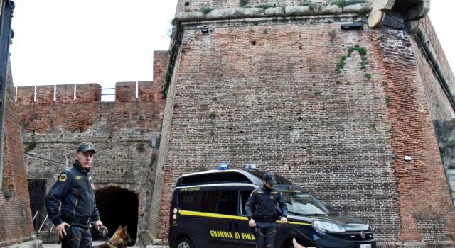 Controlli della Guardia di Finanza sulle mura di Livorno e al Porto