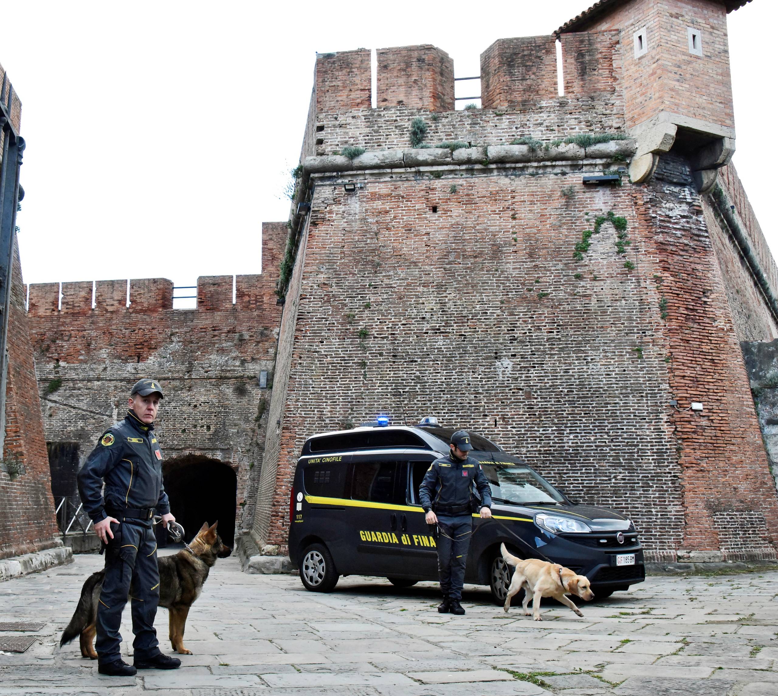 Controlli della Guardia di Finanza sulle mura di Livorno e al Porto
