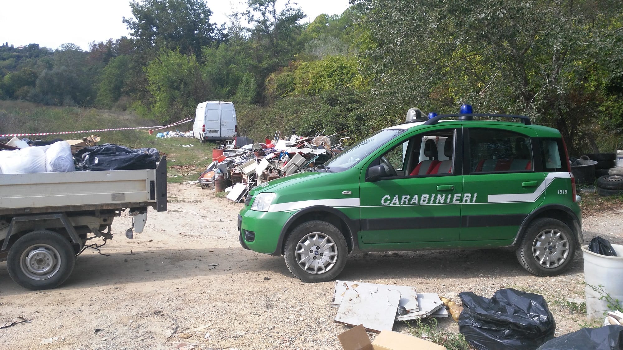 Rifiuti, sequestrati due autocarri e denunciate 4 persone