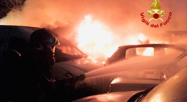 Venti auto a fuoco nel piazzale di una concessionaria: i veicoli erano in attesa di rottamazione