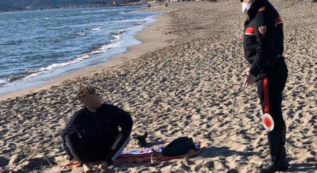 Coronavirus, i &#8220;furbetti&#8221; beccati in spiaggia a prendere il sole dai Carabinieri di Massa Carrara: uno spezzino naturista trovato nudo